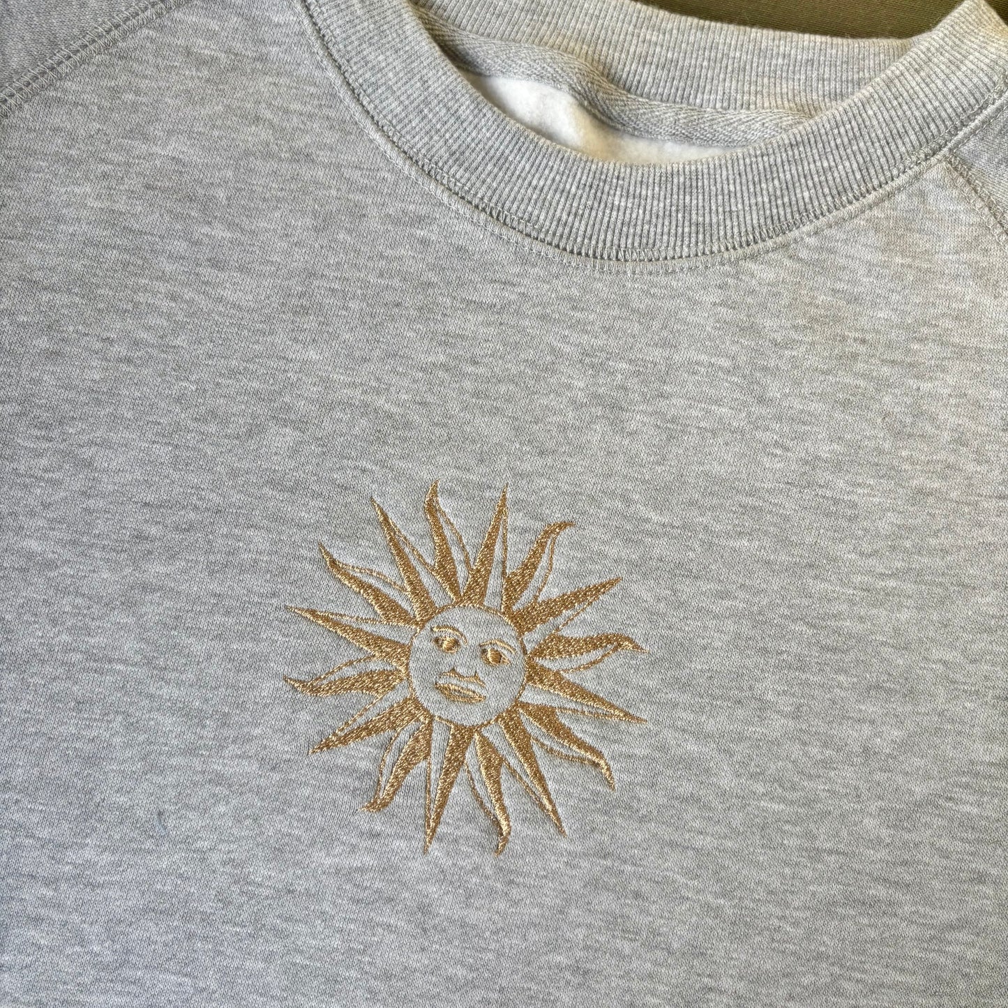 Buzo con sol uruguayo bordado