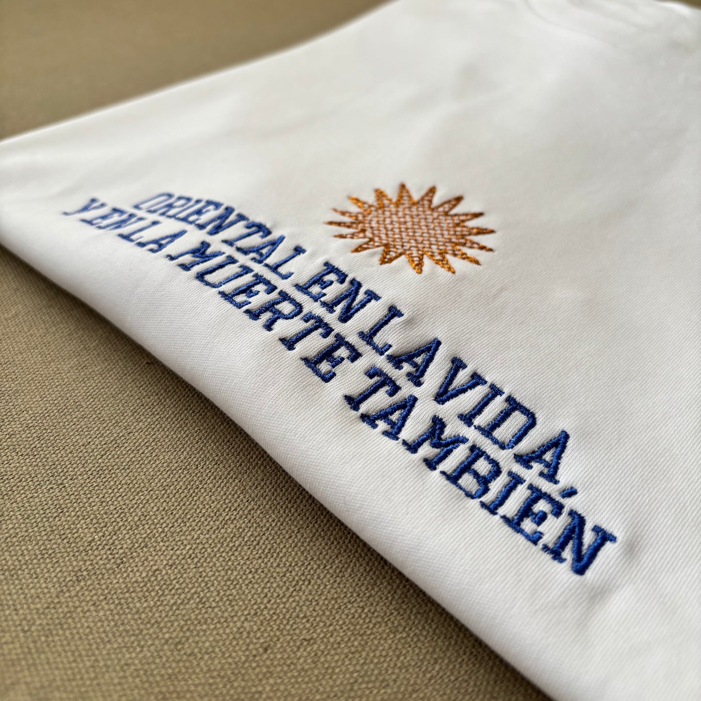 Remera bordada "oriental en la vida"