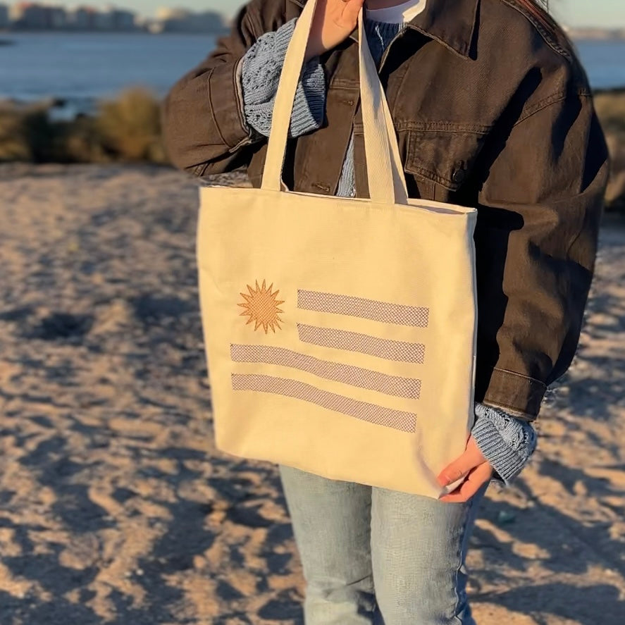 Tote bag con bandera uruguaya bordada
