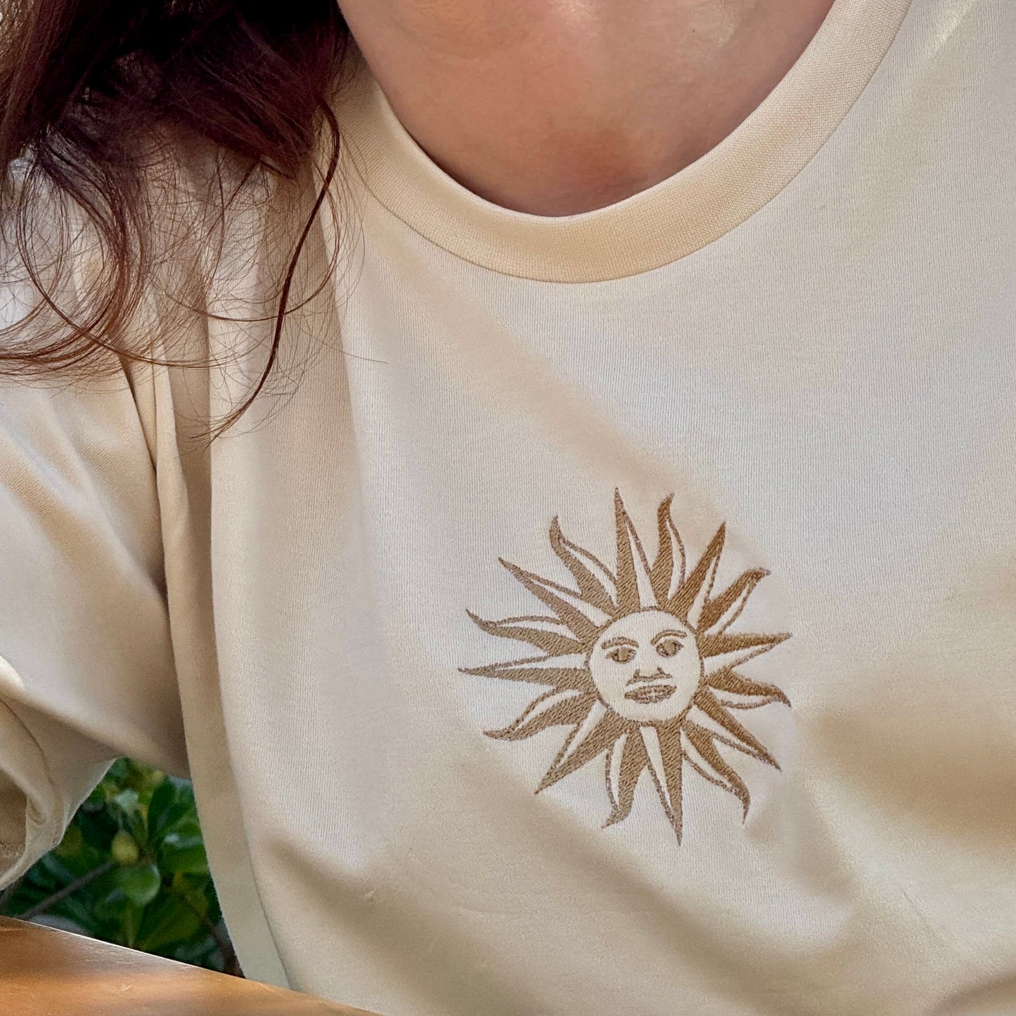Remera con sol uruguayo bordado