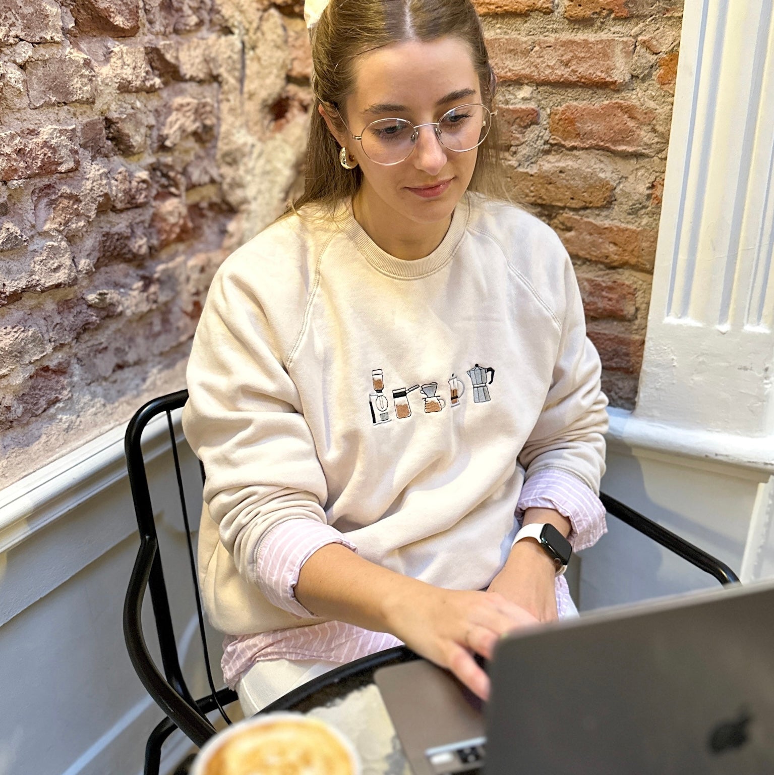 Buzo con cafeteras bordadas