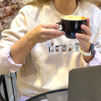 Buzo con cafeteras bordadas