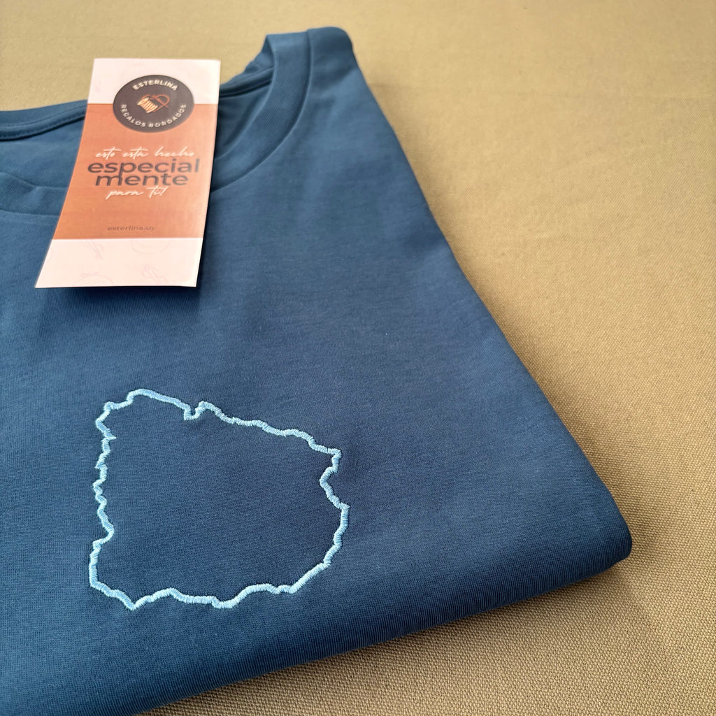 Remera con contorno de Uruguay bordado