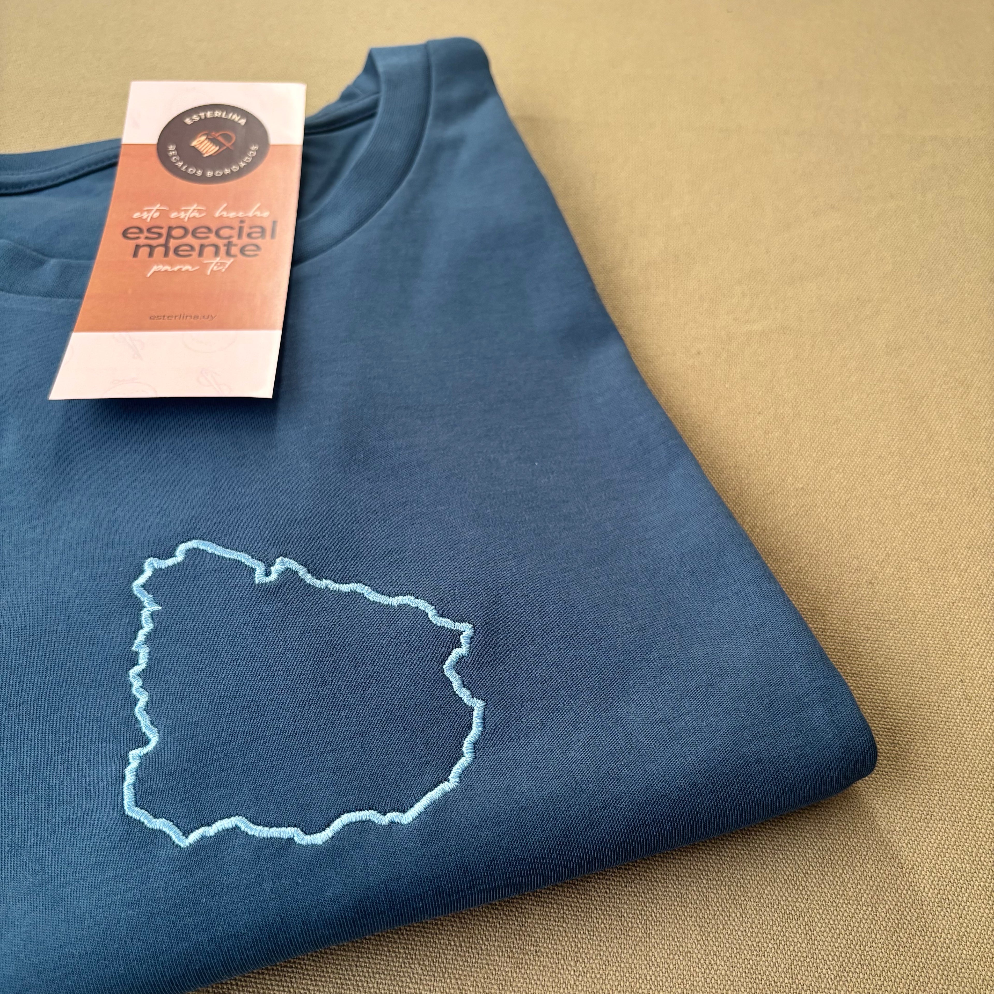 Remera con contorno de Uruguay bordado