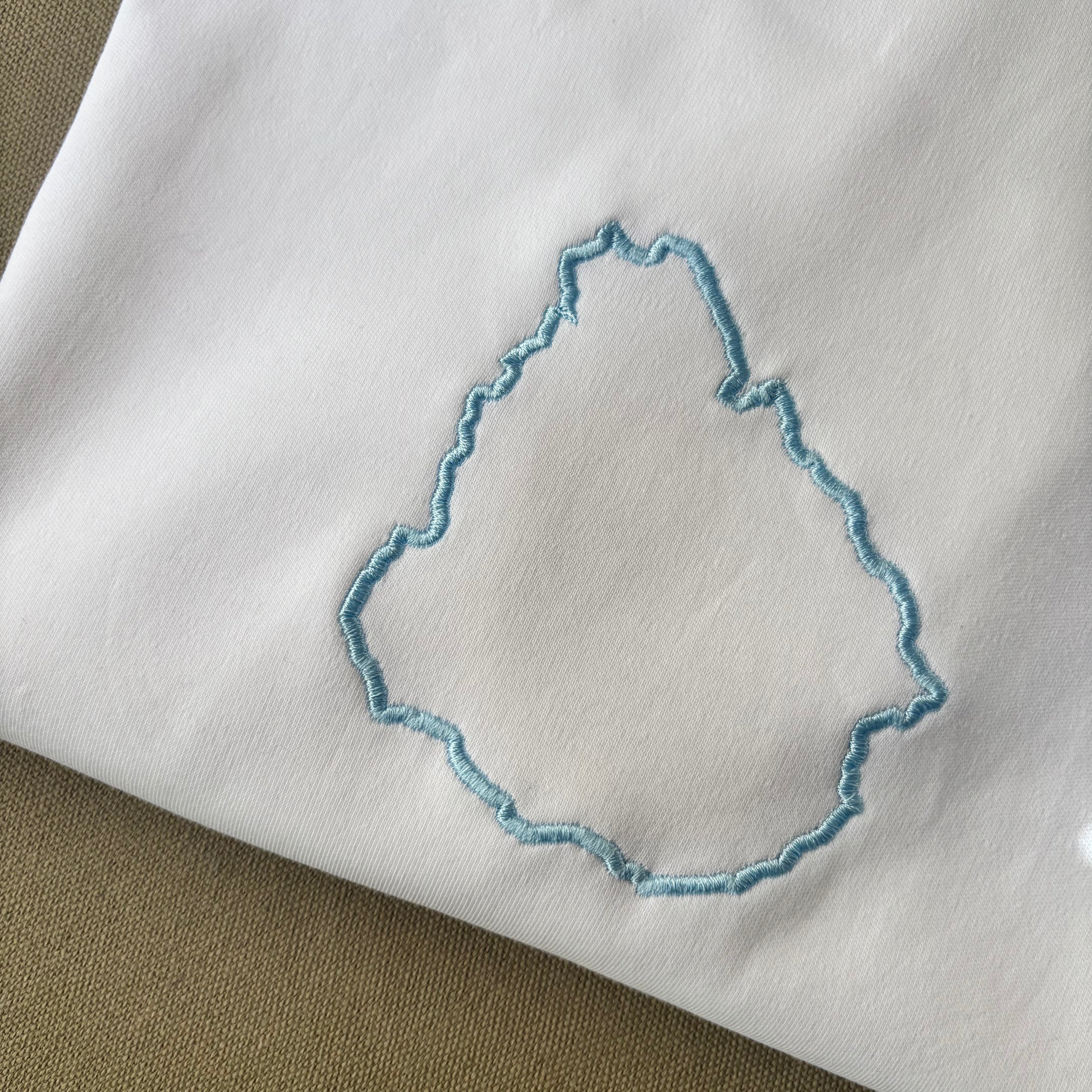 Remera con contorno de Uruguay bordado