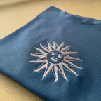 Remera con sol uruguayo bordado
