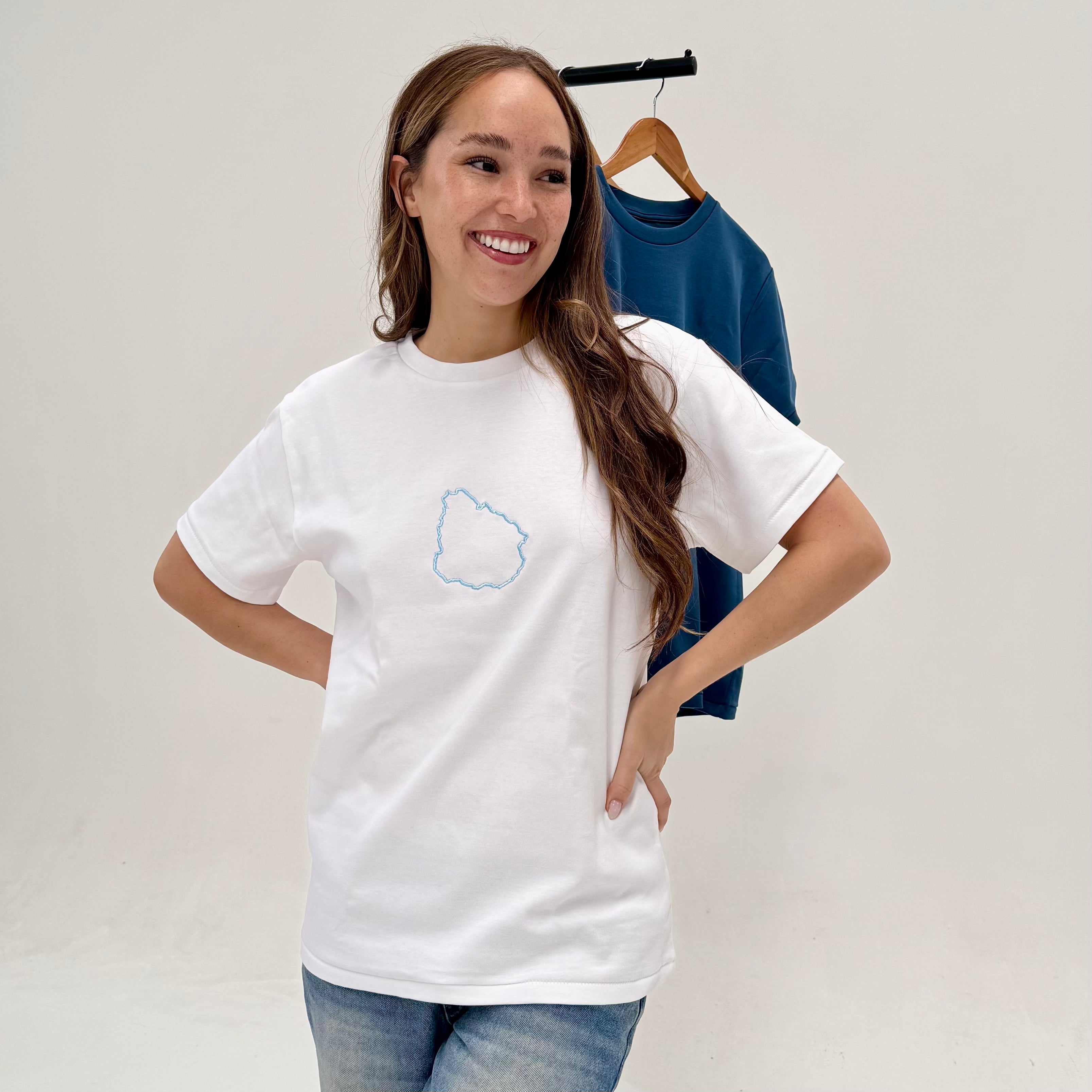 Remera con contorno de Uruguay bordado