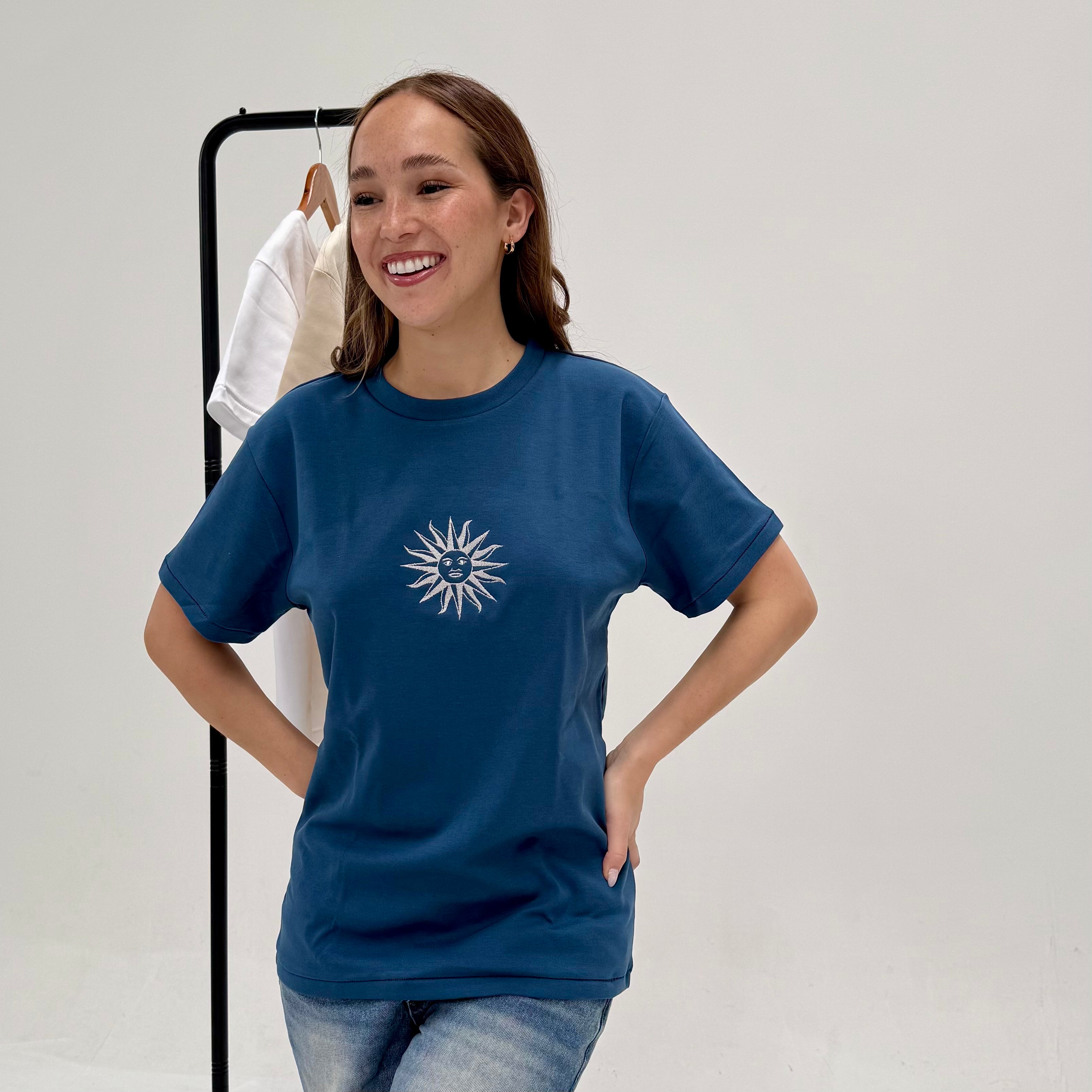 Remera con sol uruguayo bordado