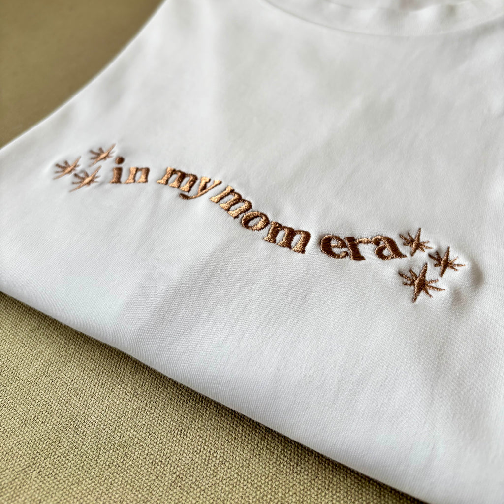 Remera bordada "in my mom era"