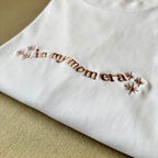 Remera bordada "in my mom era"
