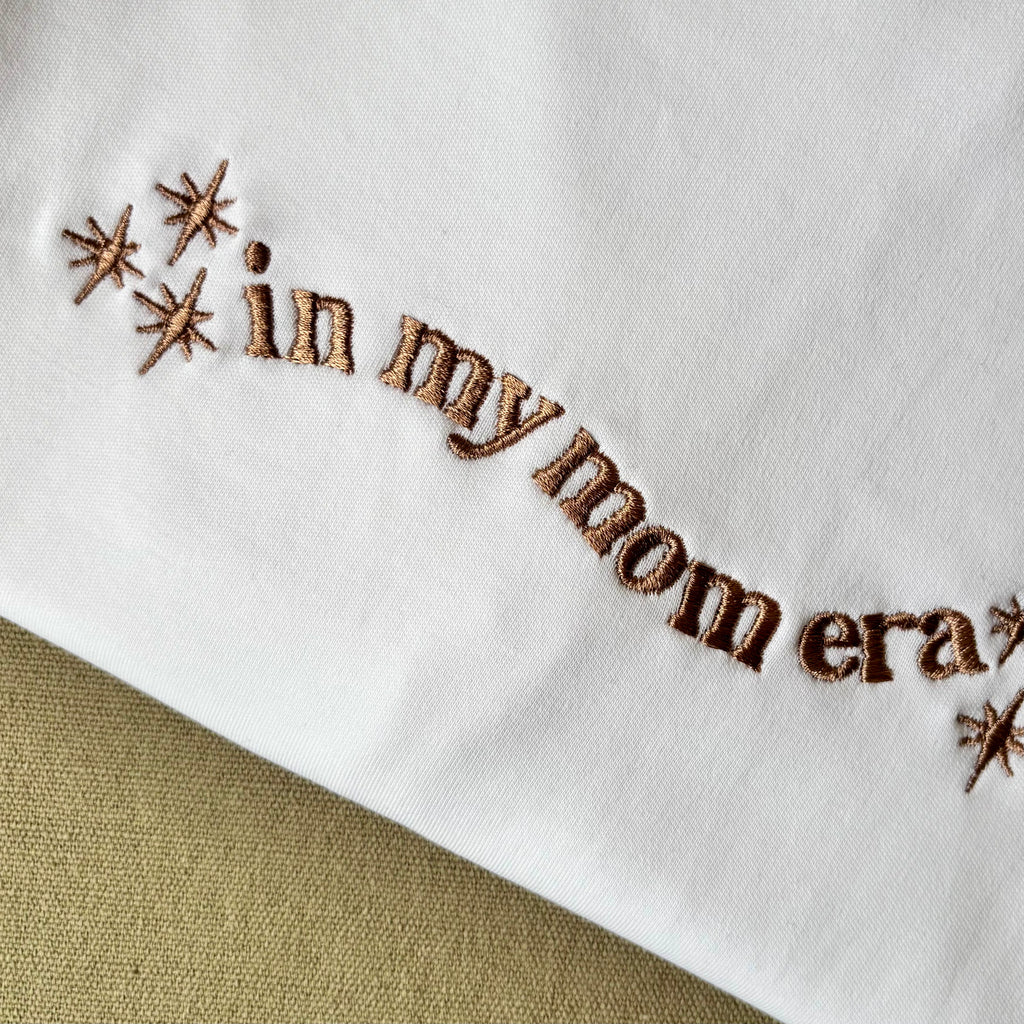 Remera bordada "in my mom era"