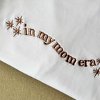 Remera bordada "in my mom era"