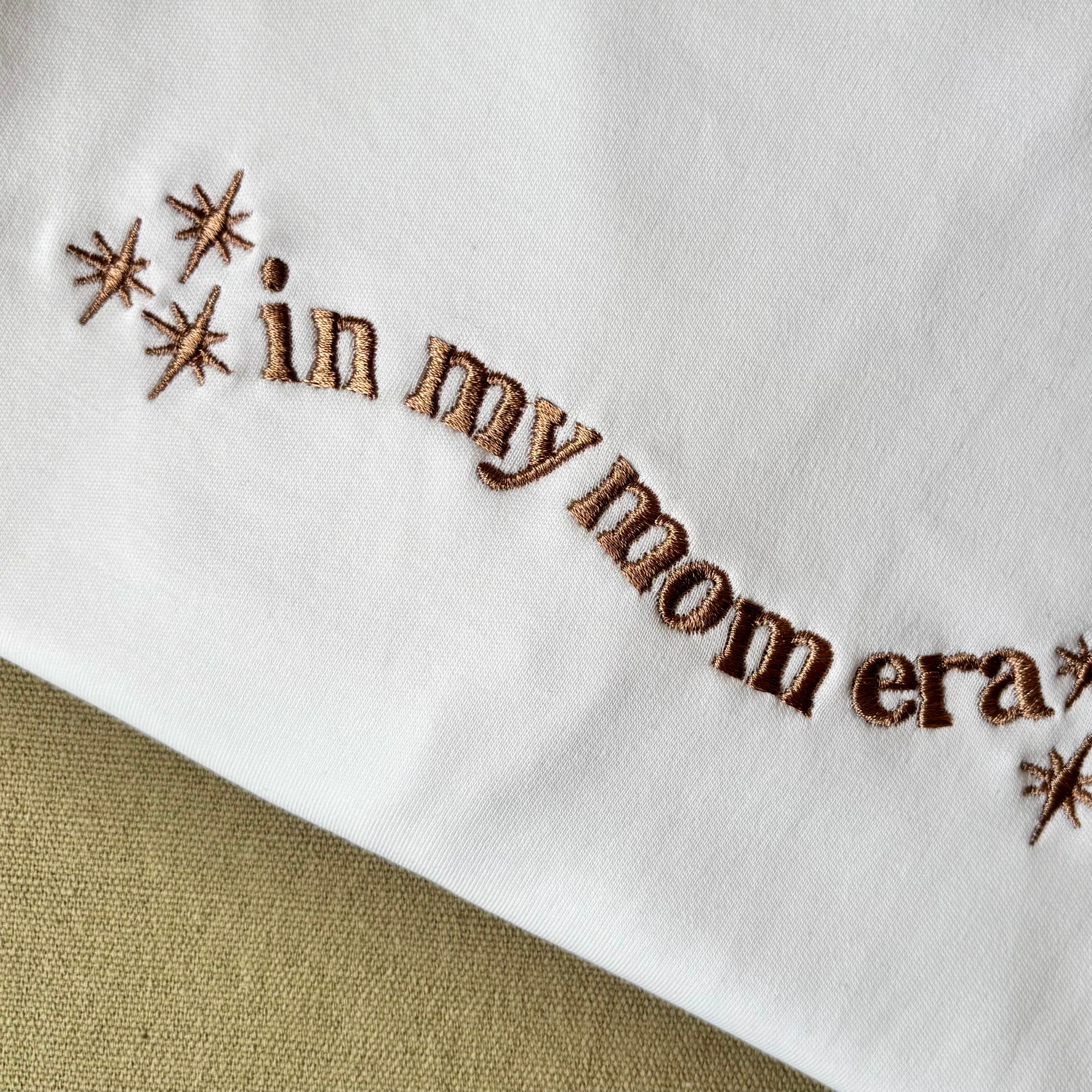 Remera bordada "in my mom era"