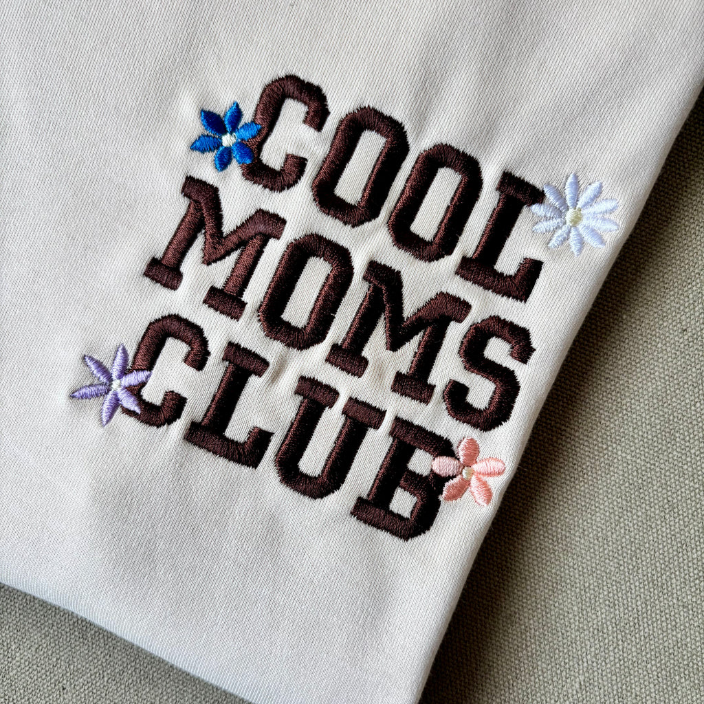 Remera bordada "Cool Moms Club"