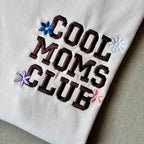 Remera bordada "Cool Moms Club"