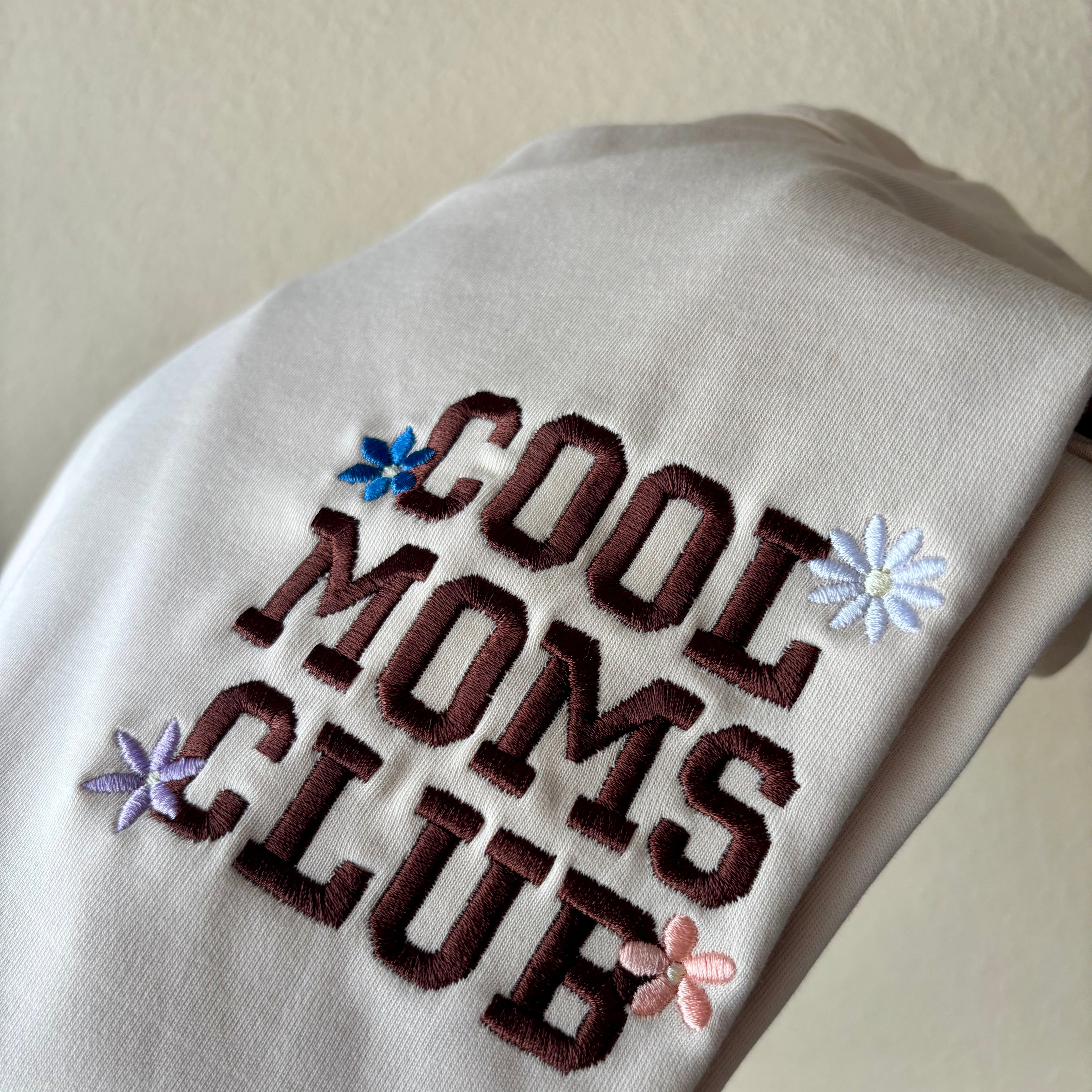 Remera bordada "Cool Moms Club"