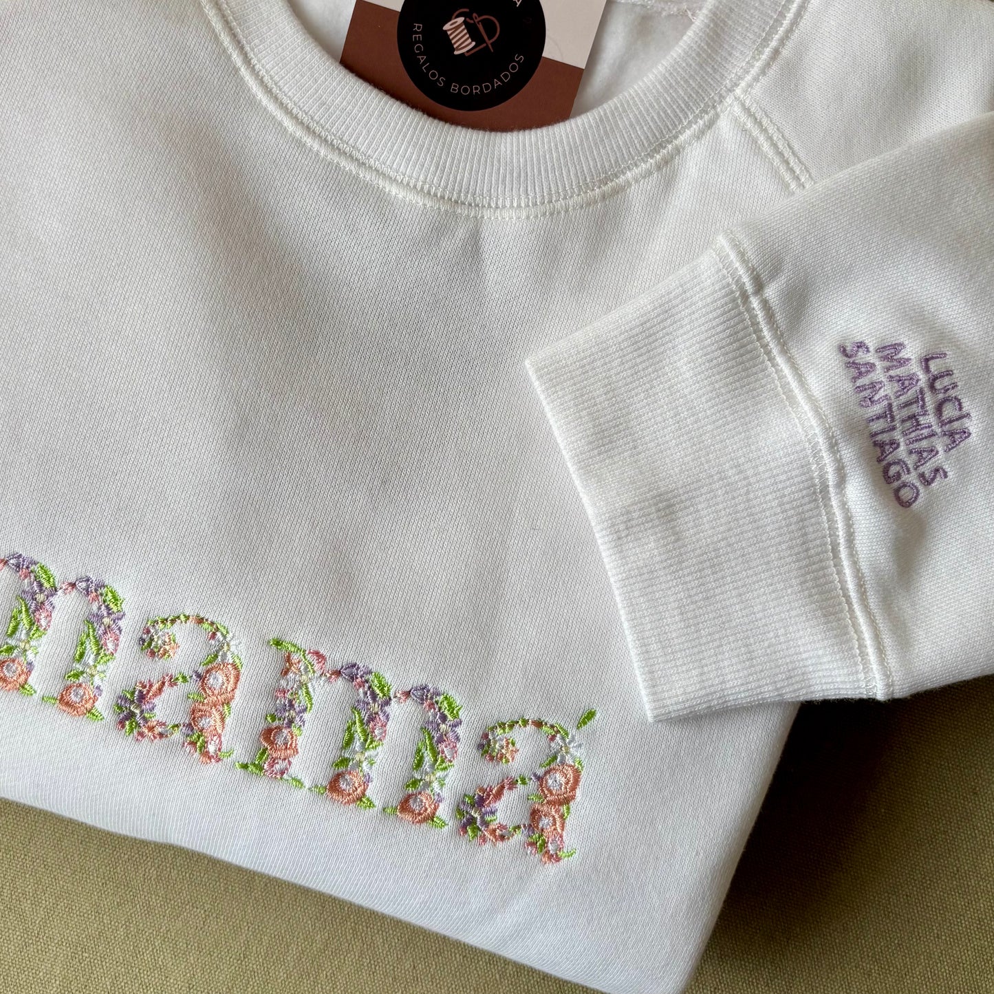 Buzo bordado floral "MAMÁ" personalizado