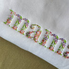 Buzo bordado floral "MAMÁ" personalizado
