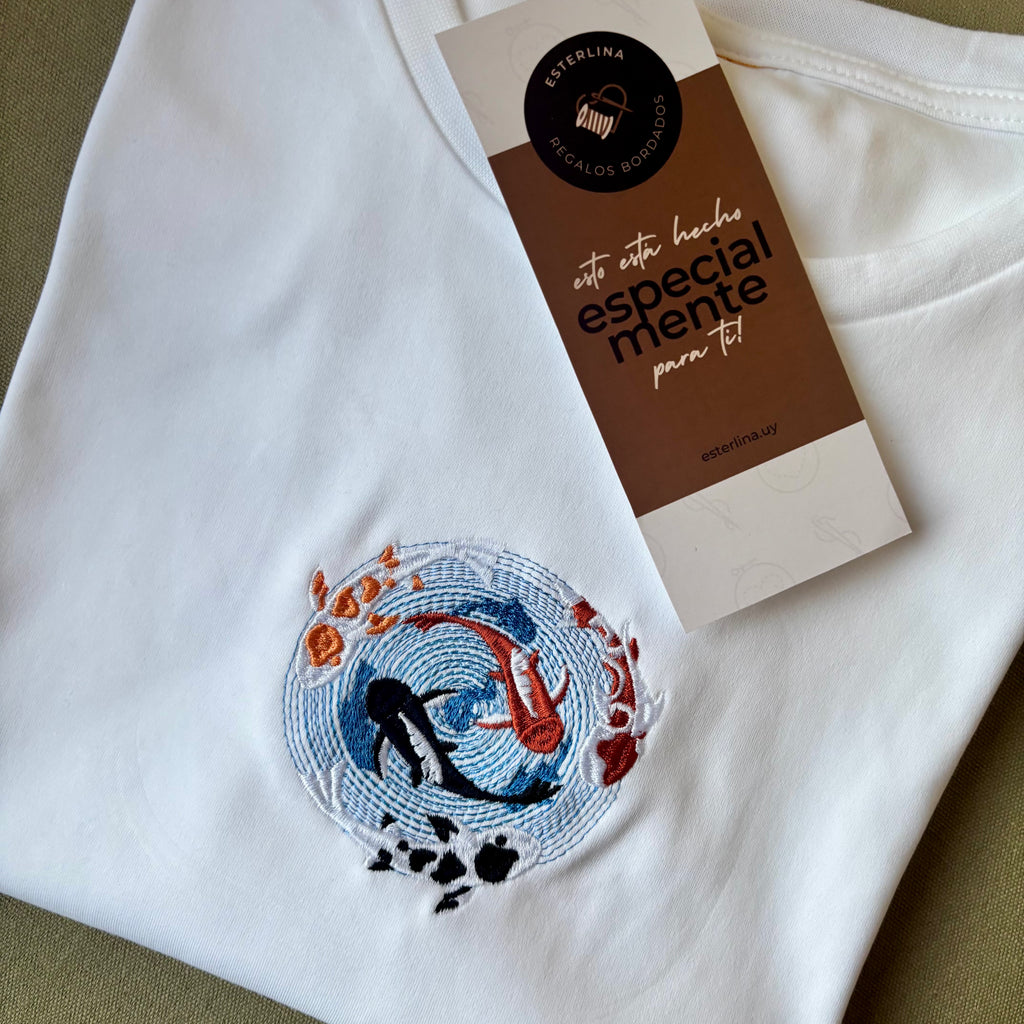 Remera con peces koi bordados
