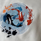 Remera con peces koi bordados