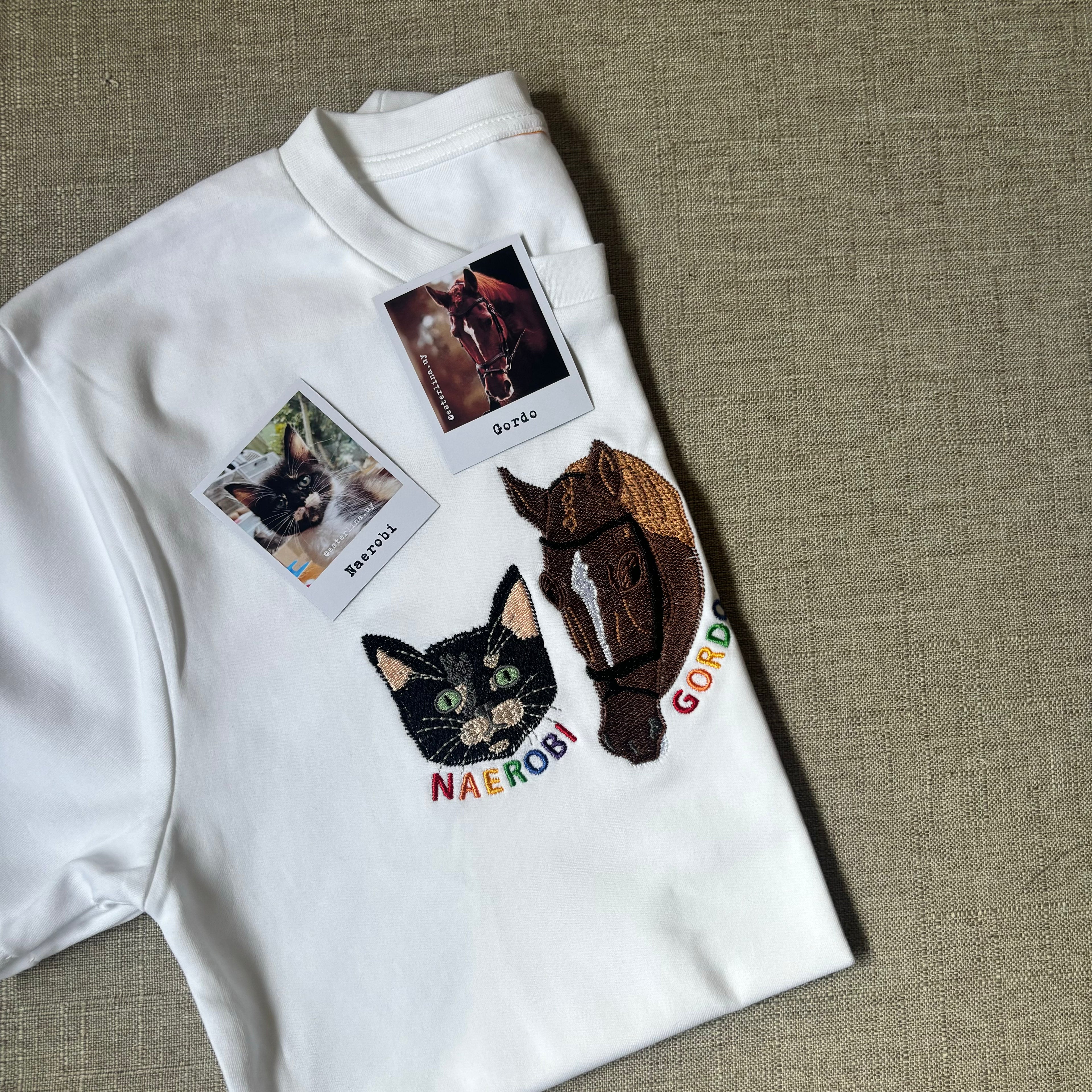 Remera con mascota bordada a color