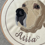 Bastidor con mascota bordada a color