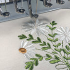 Remera con margaritas bordadas