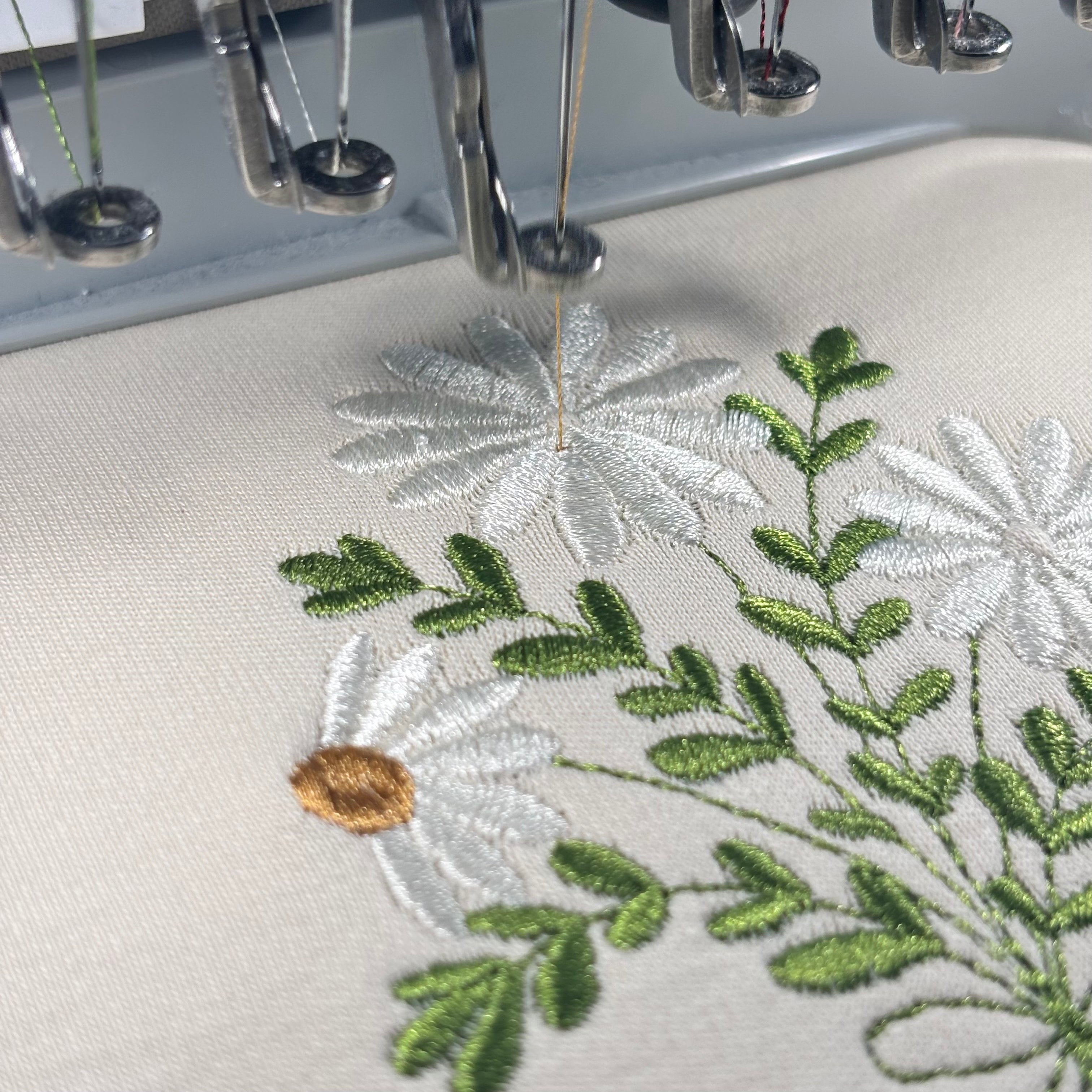 Remera con margaritas bordadas