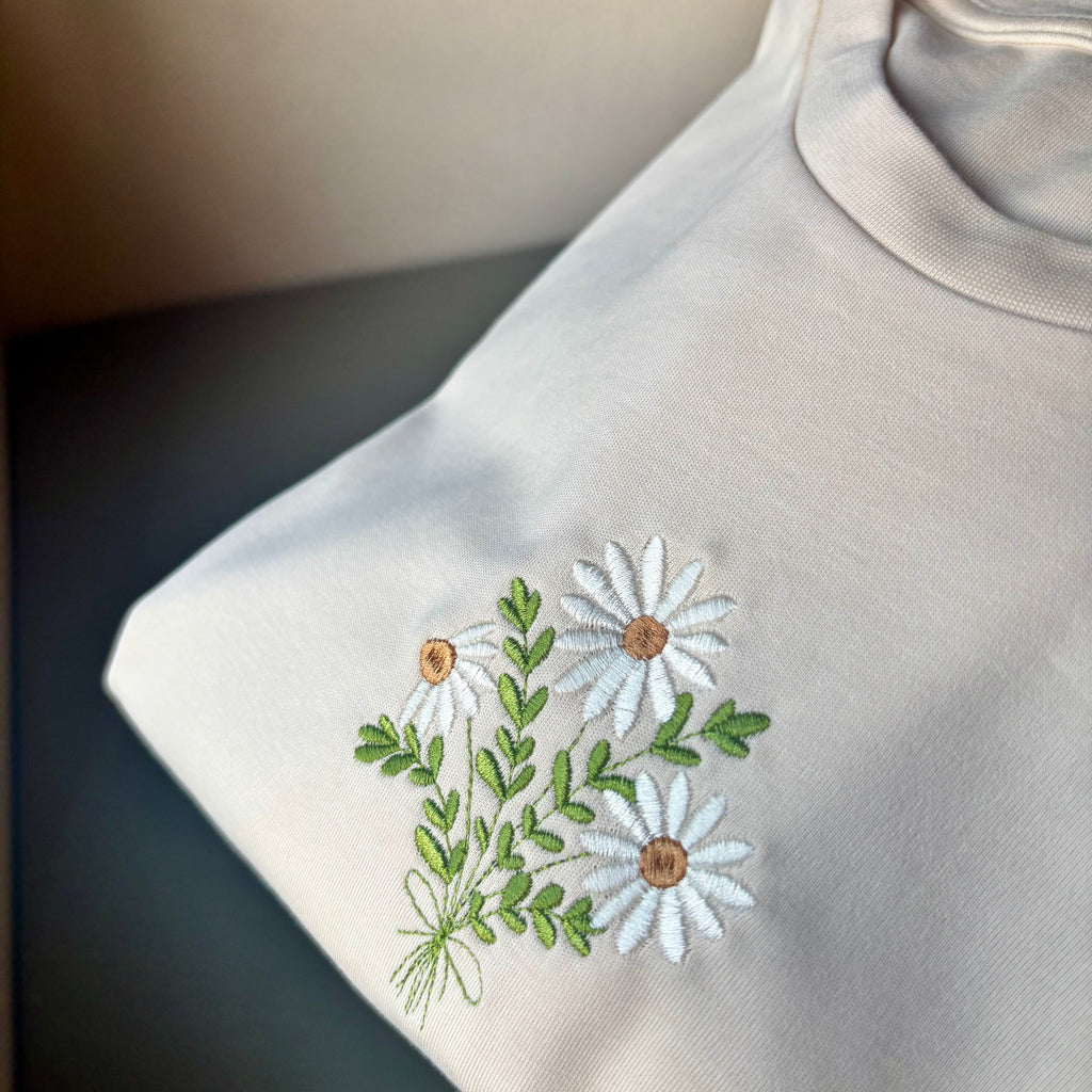 Remera con margaritas bordadas