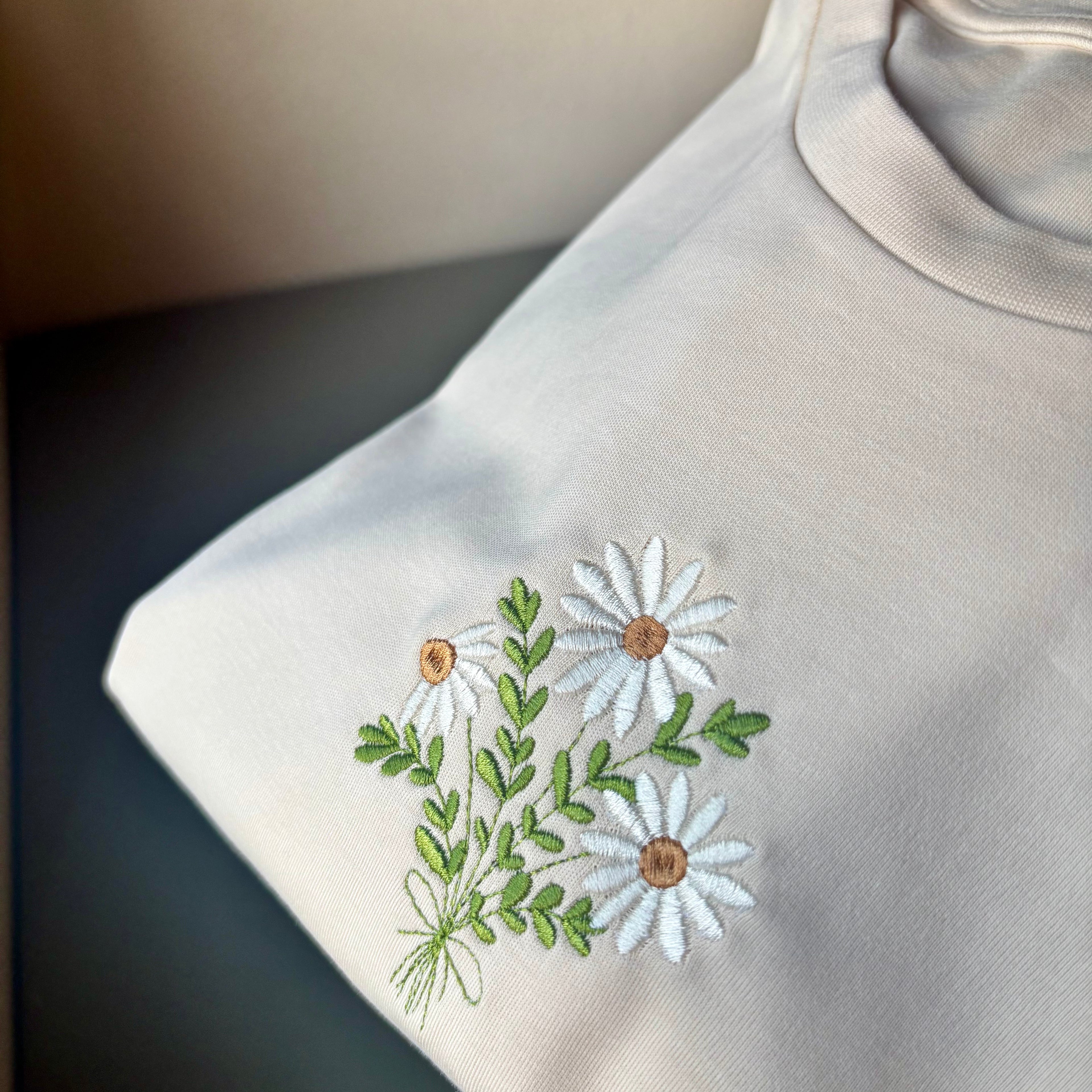 Remera con margaritas bordadas