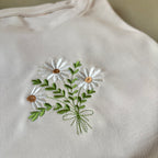 Remera con margaritas bordadas