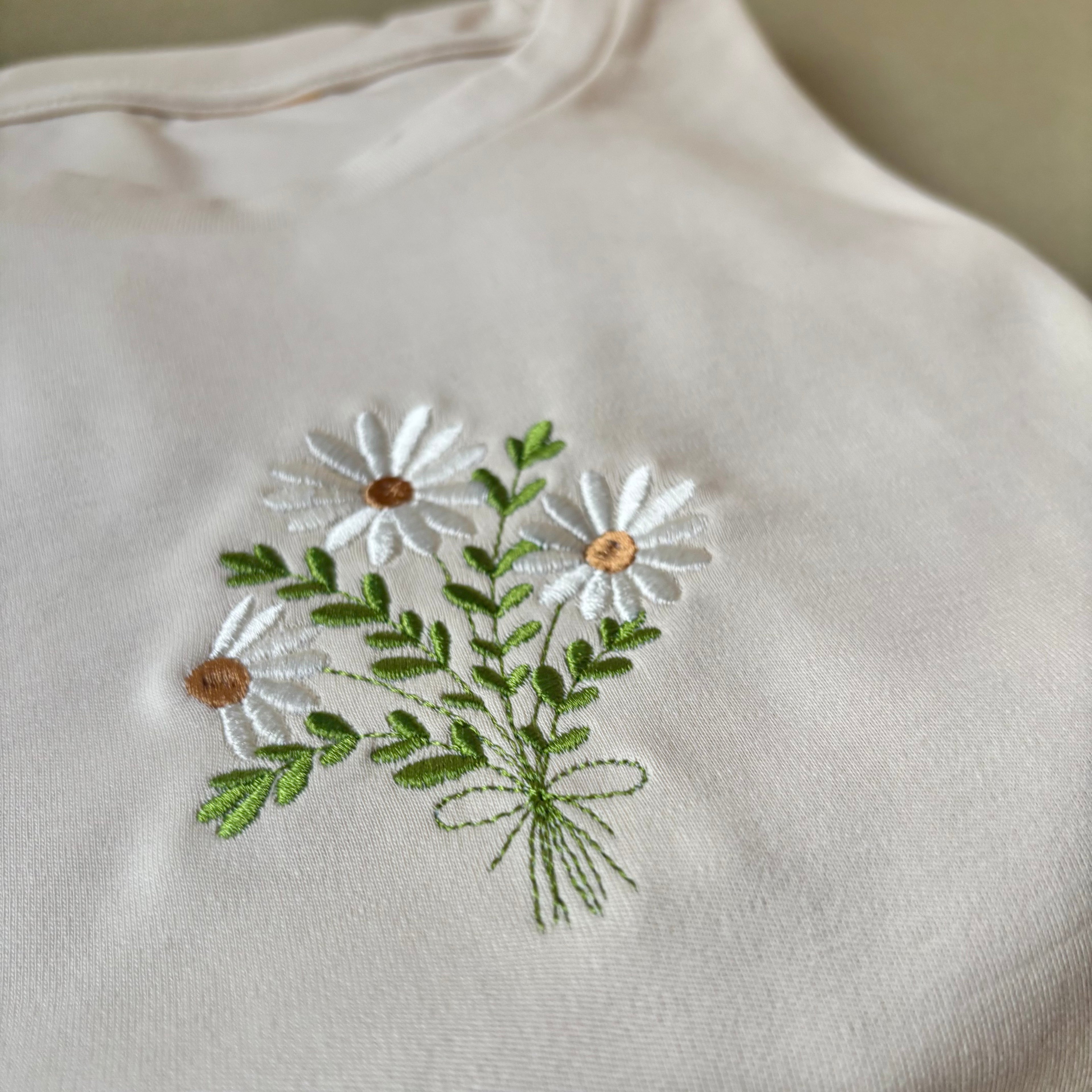 Remera con margaritas bordadas