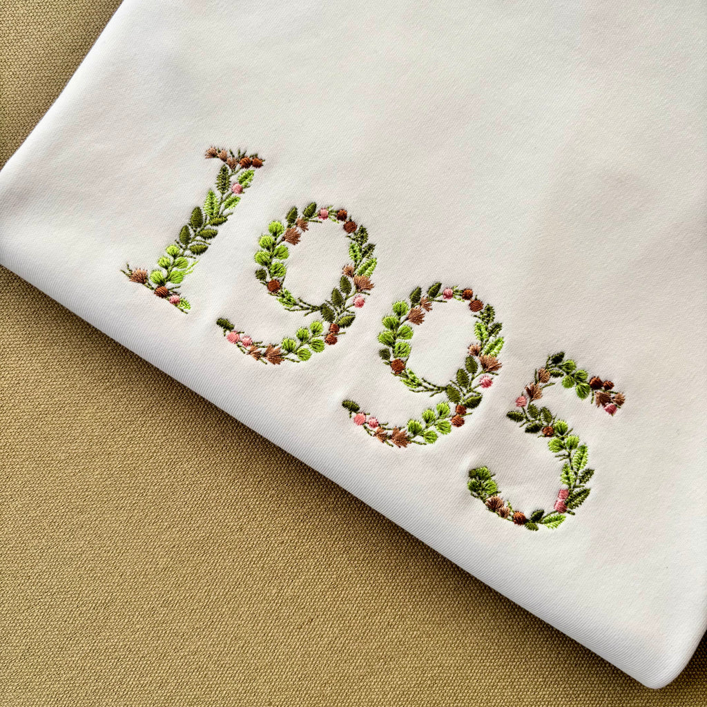 Remera bordado con año floral