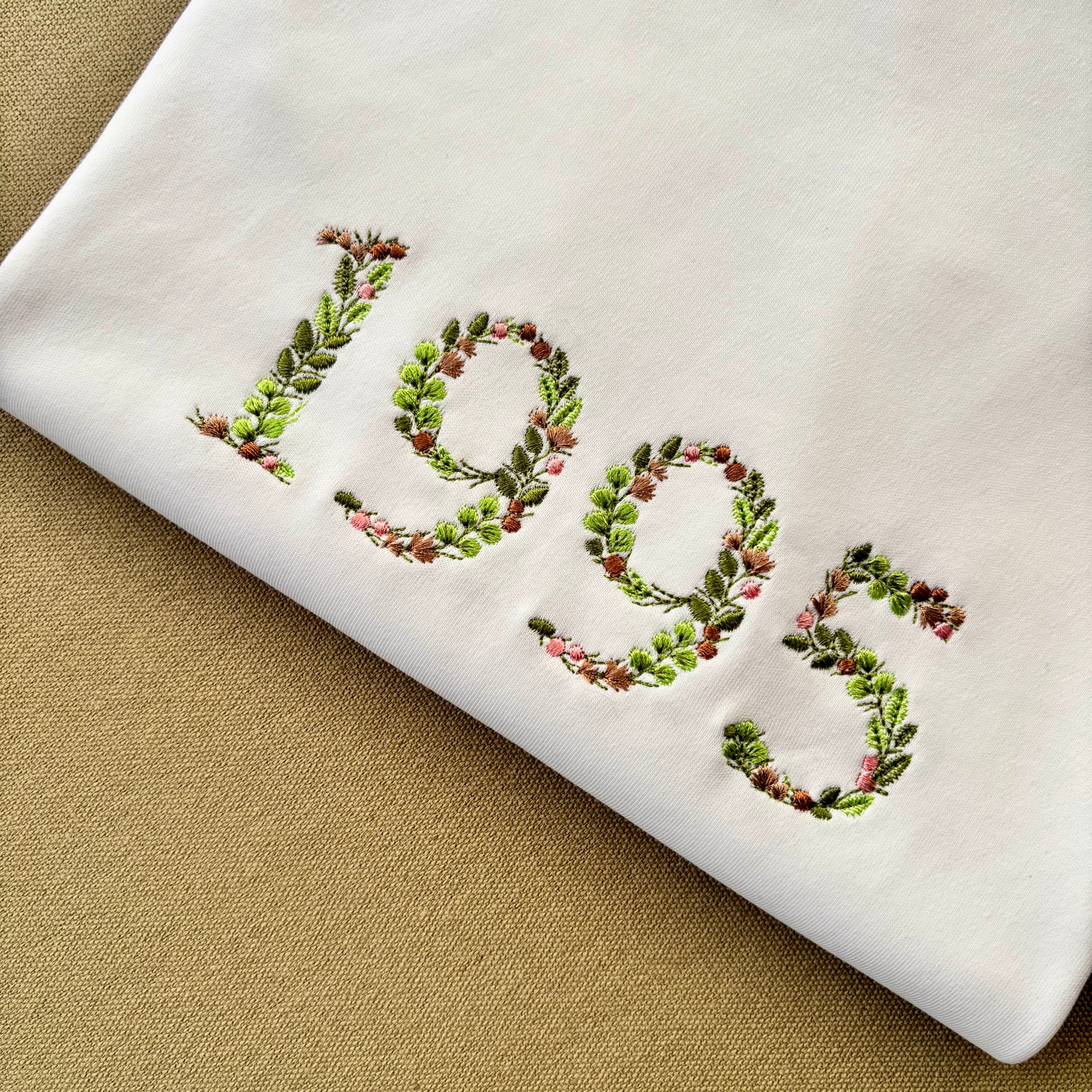 Remera bordado con año floral