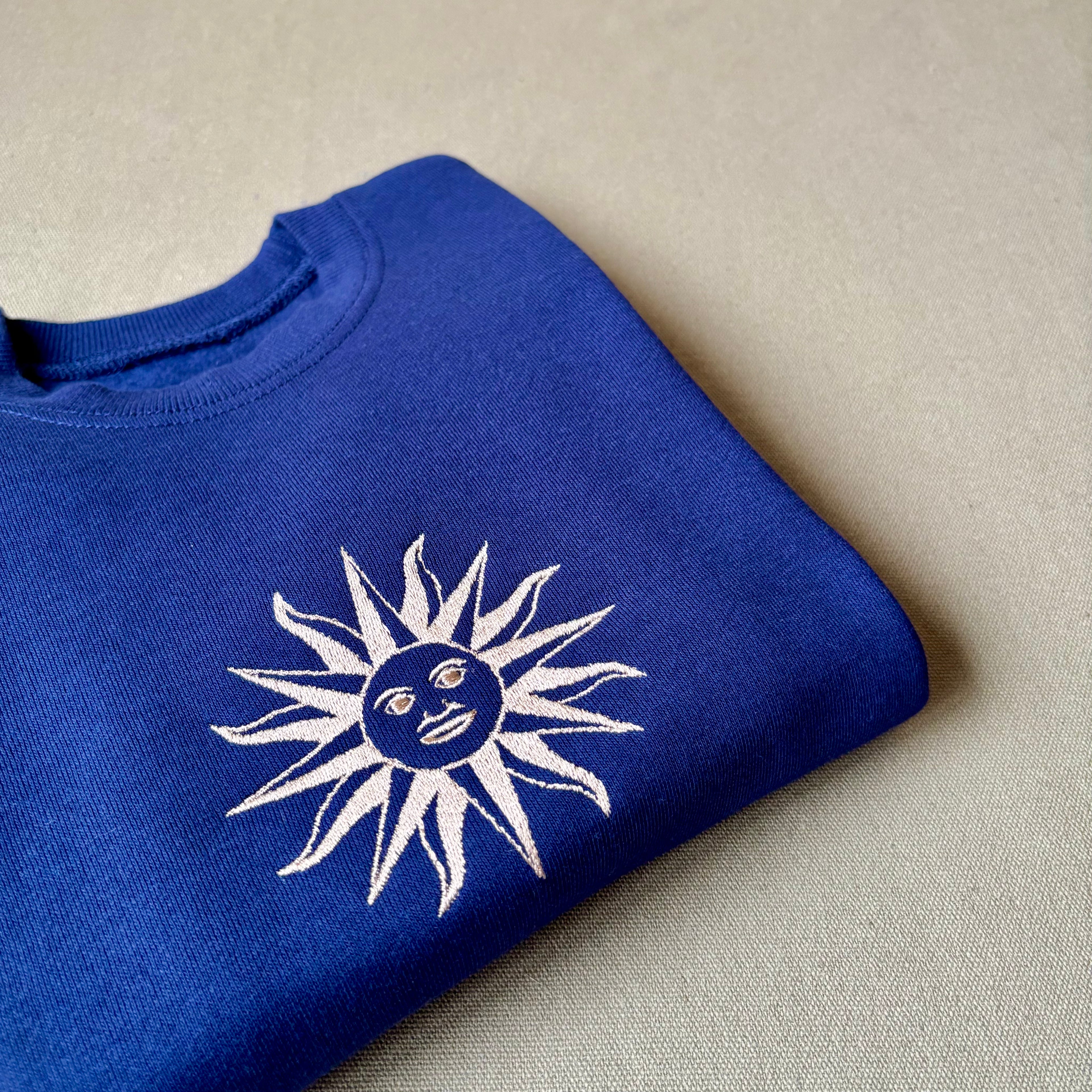 Buzo infantil con sol uruguayo bordado