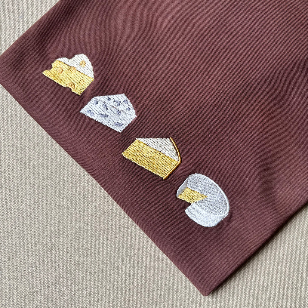 Remera bordada con quesos