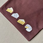 Remera bordada con quesos