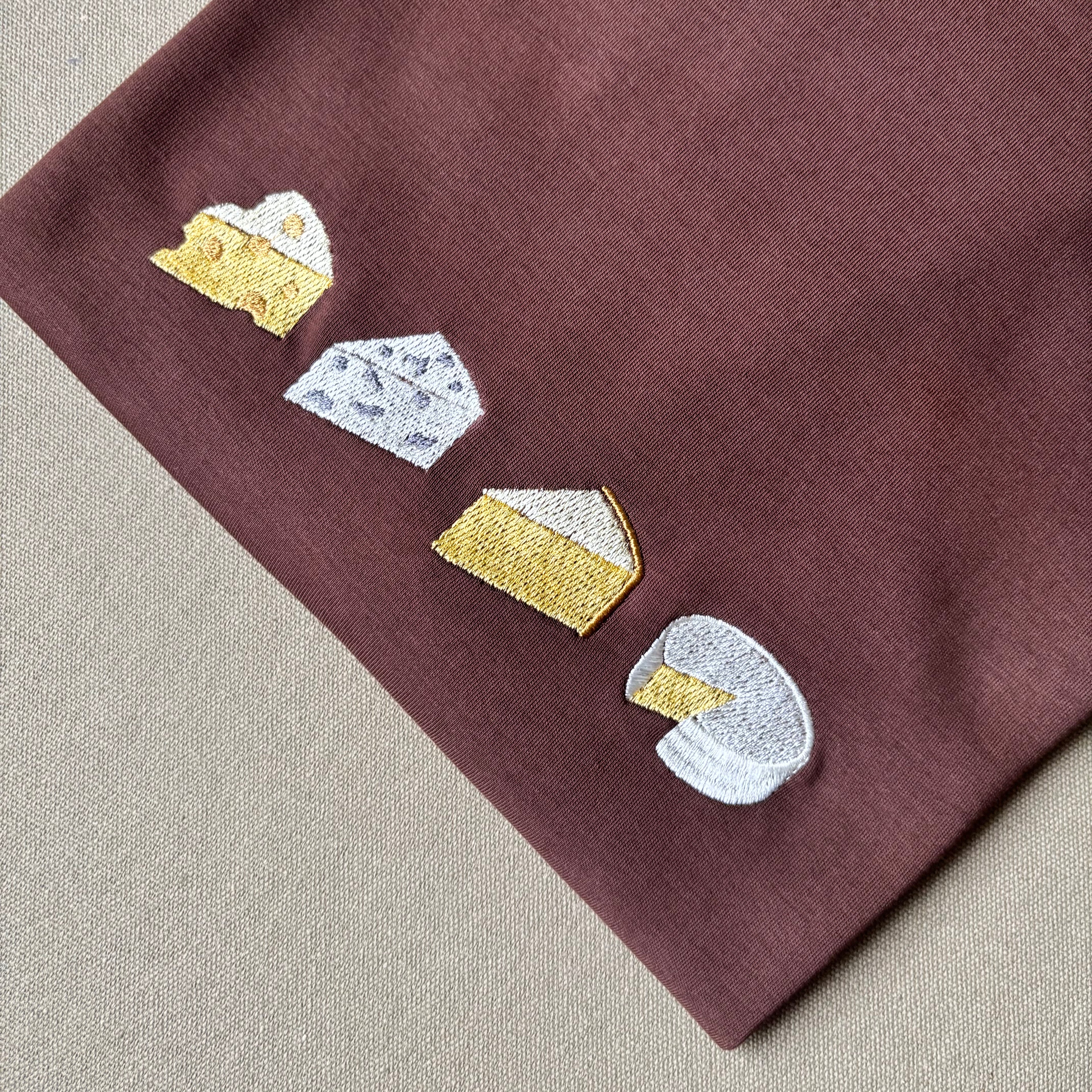 Remera bordada con quesos