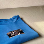 Remera con cámara bordada