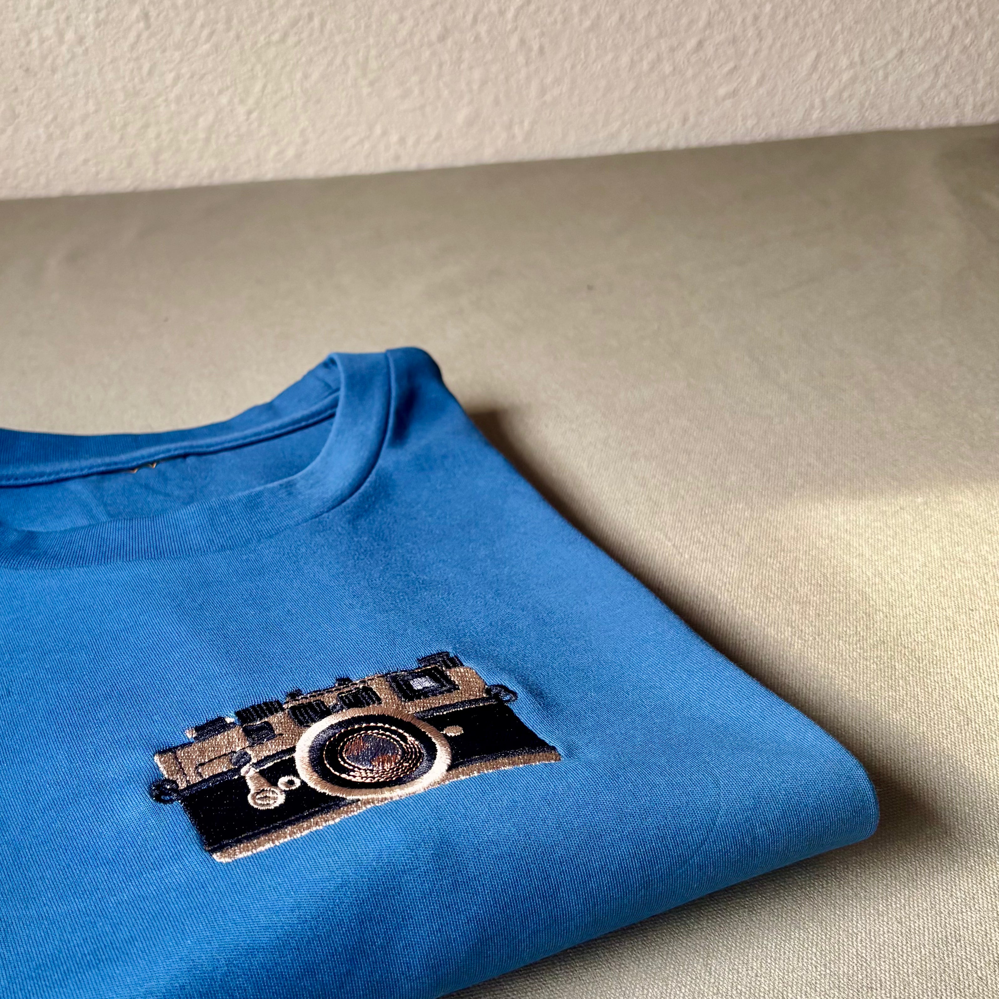 Remera con cámara bordada