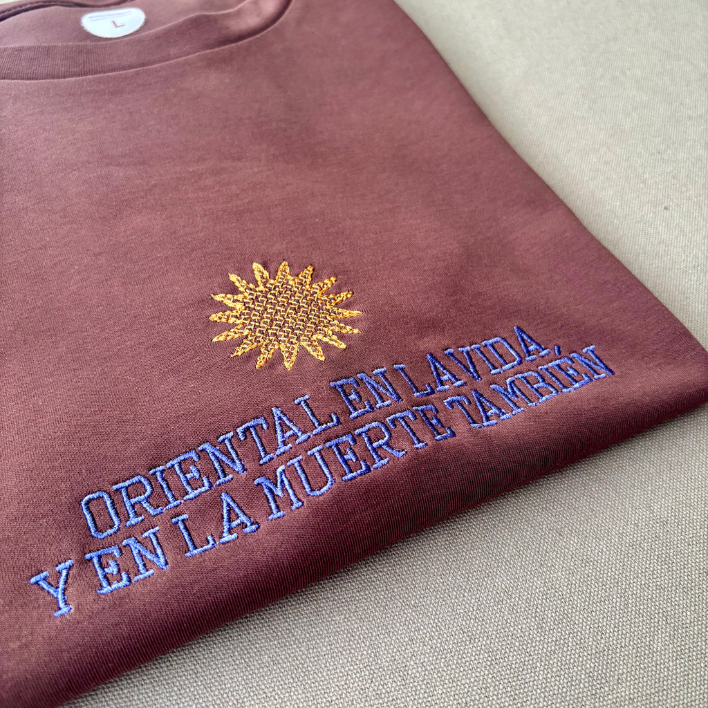 Remera bordada "oriental en la vida"