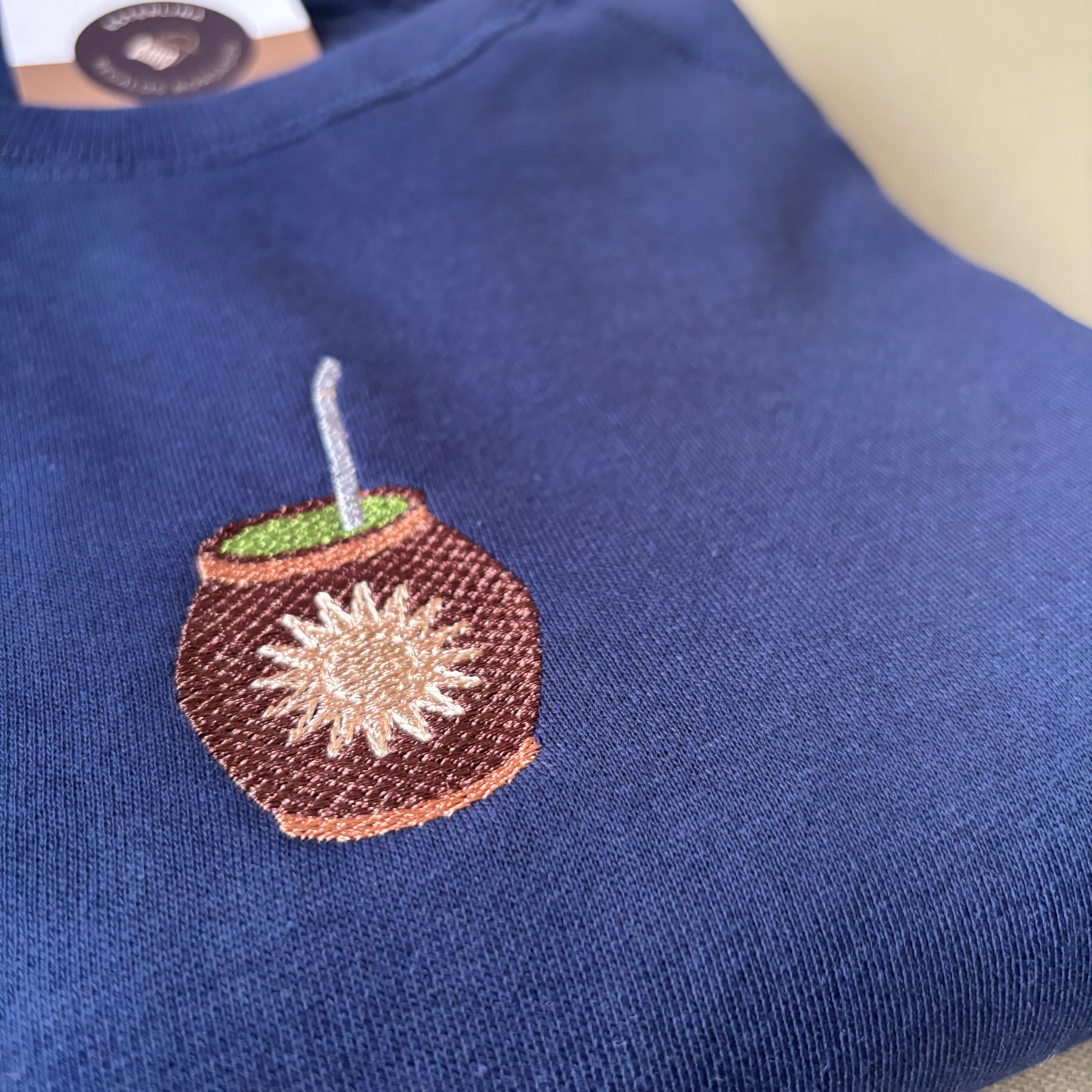 Buzo con mate bordado
