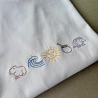 Remera bordada con símbolos uruguayos