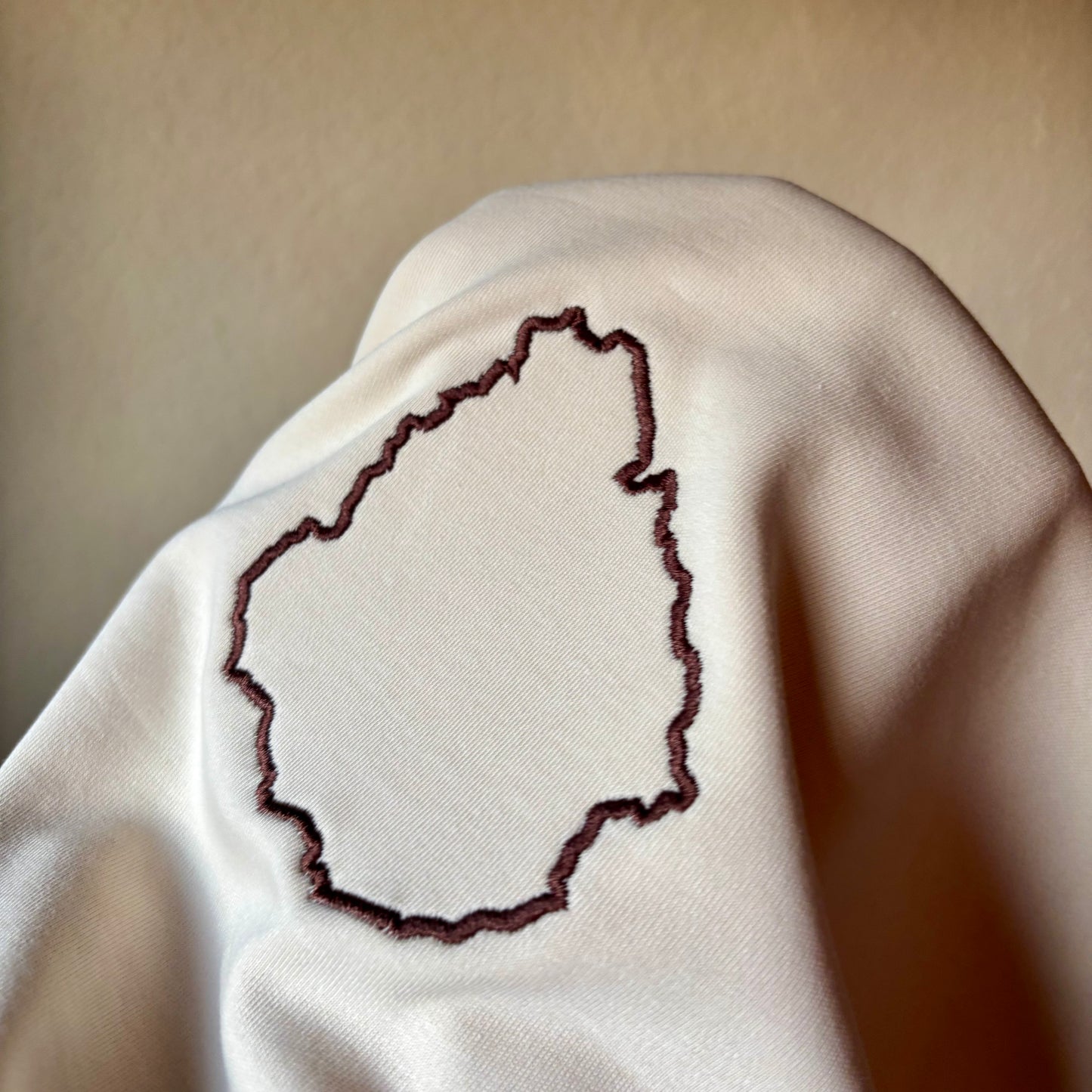 Remera con contorno de Uruguay bordado