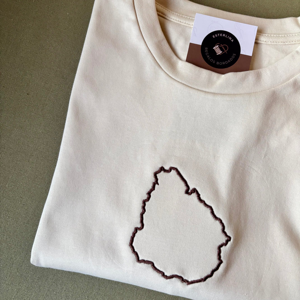 Remera con contorno de Uruguay bordado