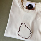 Remera con contorno de Uruguay bordado