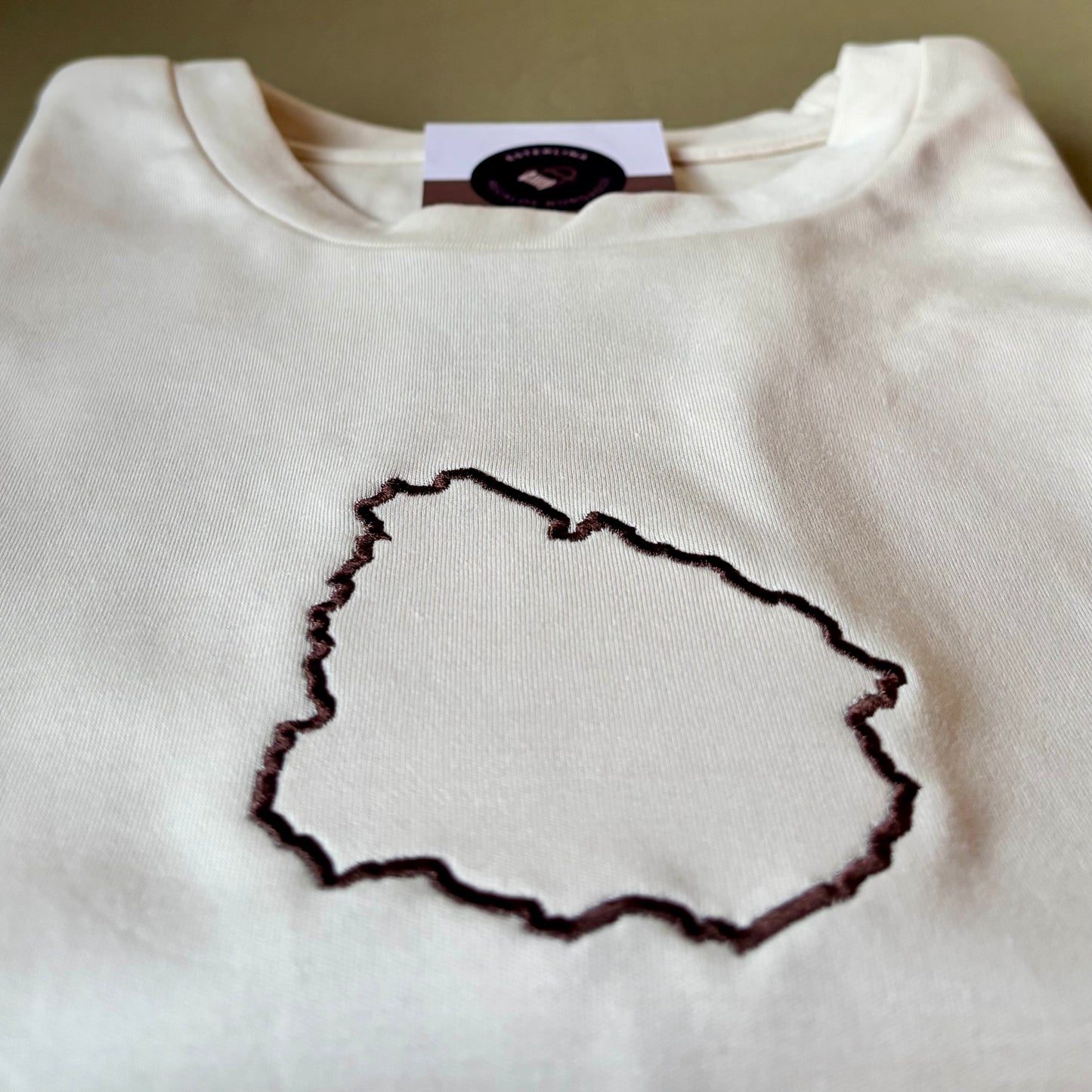 Remera con contorno de Uruguay bordado