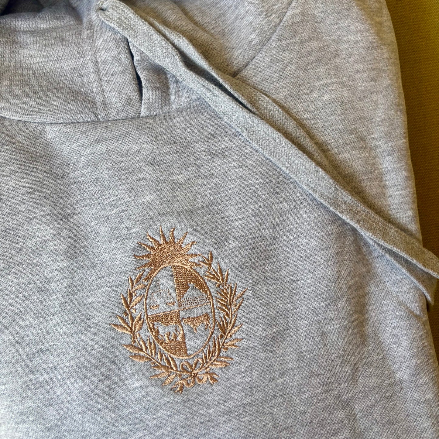 Canguro con escudo nacional bordado