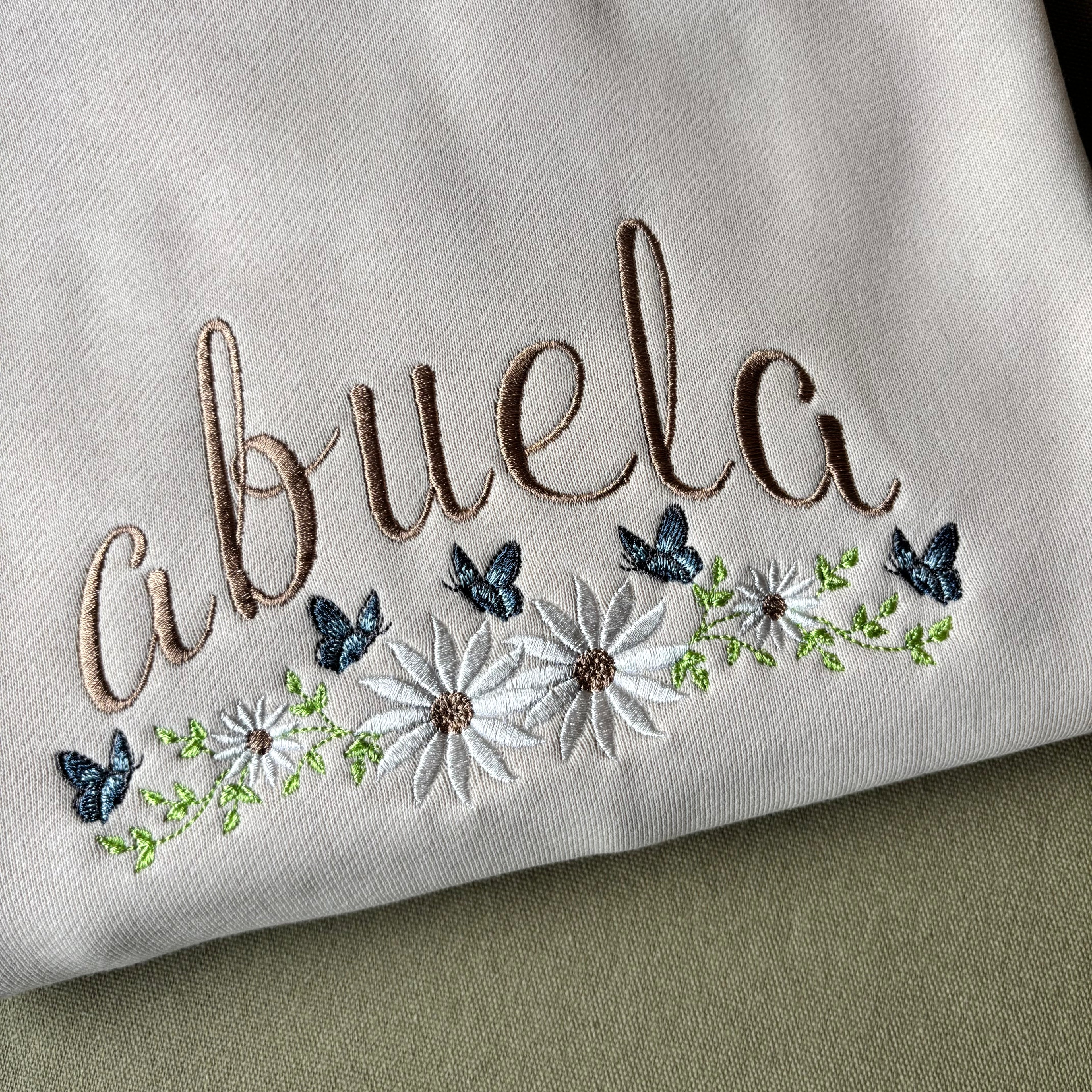 Buzo bordado "abuela" con flores y mariposas