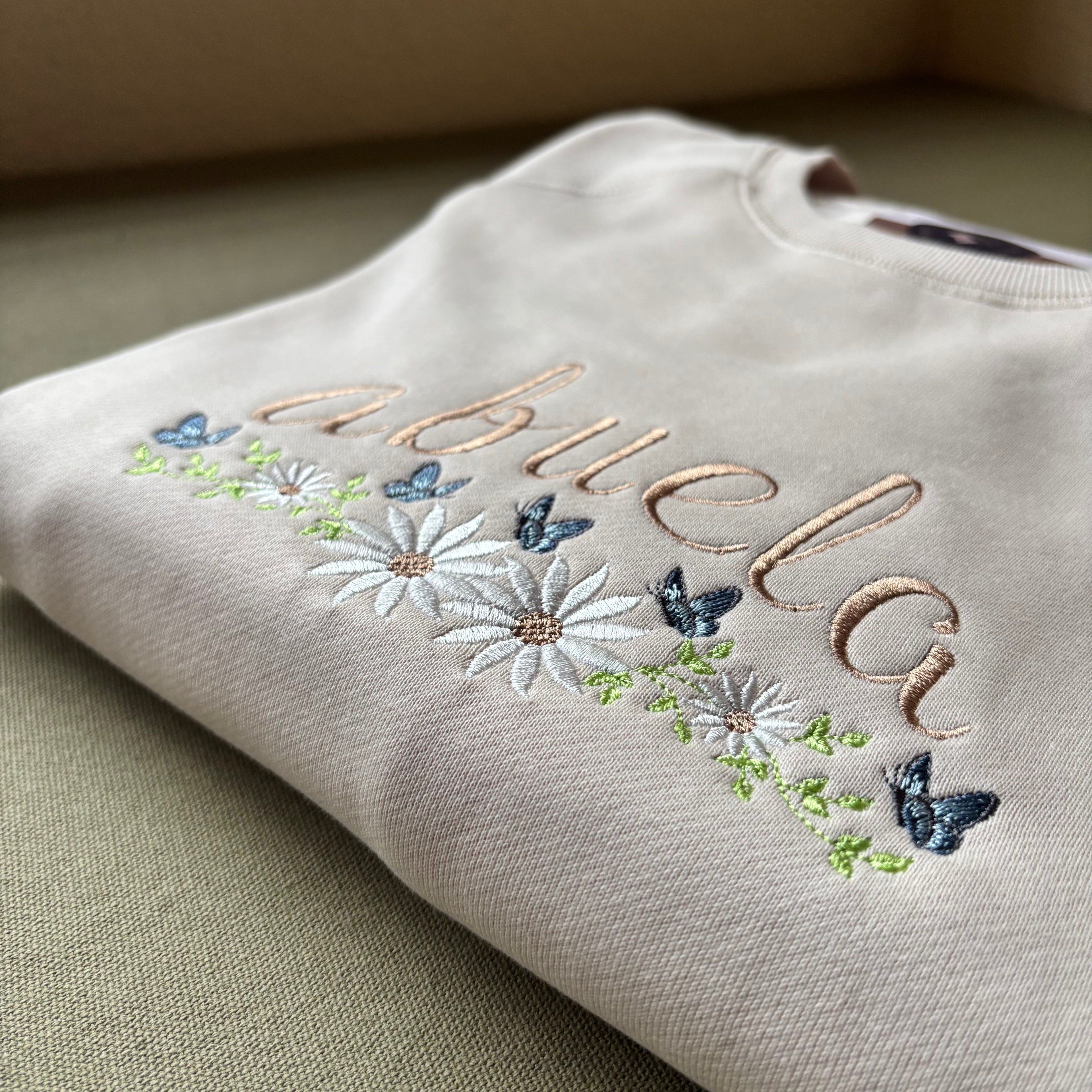 Buzo bordado "abuela" con flores y mariposas